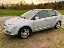 Grå Begagnad 2007 Ford Focus Halvkombi | 26 900 kr (Marknadspris)