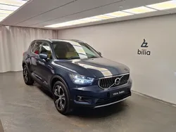 Mörkblå (blå) Begagnad 2022 Volvo XC40 Inscription SUV | 409 000 kr (Marknadspris)