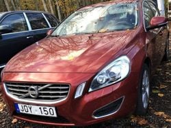 Röd Begagnad 2010 Volvo V60 Momentum Kombi | 115 000 kr (Marknadspris)