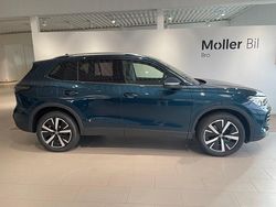Mörkblå (nightshade blue metallic) Ny 2025 VW Tiguan Life SUV | 616 600 kr (Dyr)