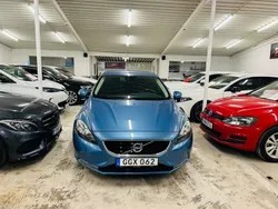 Blå Begagnad 2015 Volvo V40 Kinetic Kombi | 149 900 kr (Marknadspris)