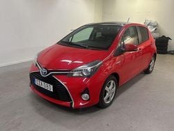 Röd Begagnad 2014 Toyota Yaris Hybrid Halvkombi | 134 995 kr (Marknadspris)