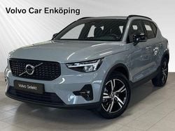 Grå Begagnad 2024 Volvo XC40 Plus SUV | 399 900 kr (Marknadspris)
