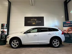 Vit Begagnad 2016 Volvo V60 CC Summum Kombi | 179 000 kr (Marknadspris)