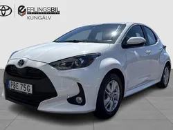 Vit Begagnad 2022 Toyota Yaris Hybrid Active Halvkombi | 209 900 kr (Marknadspris)