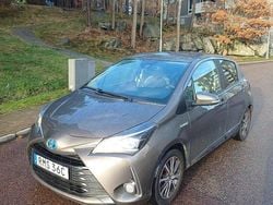 Grå Begagnad 2019 Toyota Yaris Hybrid Halvkombi | 155 000 kr (Marknadspris)