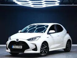 Vit Begagnad 2020 Toyota Yaris Hybrid Active Halvkombi | 179 900 kr (Marknadspris)