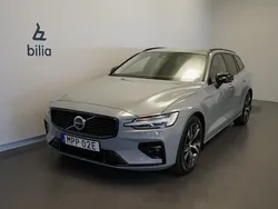Grå Begagnad 2024 Volvo V60 Plus Kombi | 389 500 kr (Marknadspris)