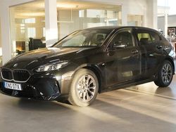 Svart (safirsvart metallic) Begagnad 2025 BMW 120 Coupé M Sport Sportkupé | 449 800 kr