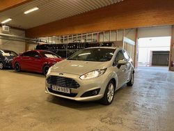 Grå Begagnad 2016 Ford Fiesta Halvkombi | 129 000 kr (Marknadspris)