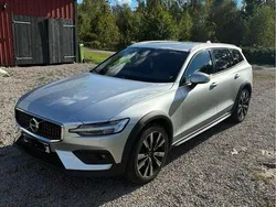 Silver Begagnad 2020 Volvo V60 CC Momentum Kombi | 259 000 kr (Marknadspris)