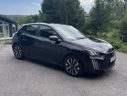 Svart Begagnad 2024 Peugeot 208 Halvkombi | 165 000 kr (Marknadspris)