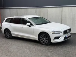 Vit Begagnad 2022 Volvo V60 Momentum Kombi | 299 900 kr (Marknadspris)