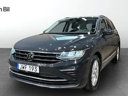 Grå Begagnad 2021 VW Tiguan Life SUV | 289 900 kr (Marknadspris)