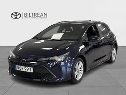 Mörkblå Begagnad 2022 Toyota Corolla Hybrid Active Halvkombi | 229 000 kr (Marknadspris)