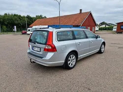 Ljusgrå Begagnad 2010 Volvo V70 Momentum Kombi | 69 499 kr (Marknadspris)