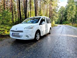 Vit Begagnad 2013 Peugeot Partner Minibuss | 39 900 kr (Marknadspris)