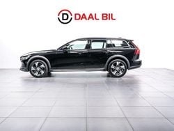 Svart Begagnad 2019 Volvo V60 CC Performance Kombi | 244 700 kr (Marknadspris)