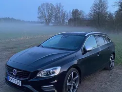 Svart Begagnad 2016 Volvo V60 R-Design Kombi | 189 000 kr (Dyr)