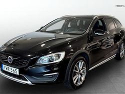 Svart Begagnad 2017 Volvo V60 CC Kombi | 179 900 kr (Marknadspris)