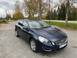 Blå Begagnad 2013 Volvo V60 Momentum Kombi | 100 000 kr (Marknadspris)