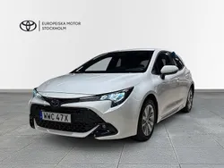 Vit Ny 2025 Toyota Corolla Active Halvkombi | 339 900 kr (Marknadspris)