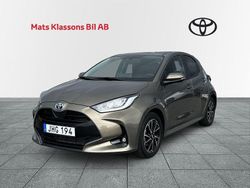 Grön Begagnad 2022 Toyota Yaris Hybrid Active Halvkombi | 229 000 kr (Marknadspris)