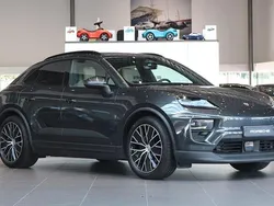 Grå Begagnad 2024 Porsche Macan 4 Electric SUV | 889 000 kr (Marknadspris)
