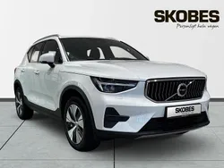 Vit Begagnad 2023 Volvo XC40 Core SUV | 309 900 kr (Marknadspris)