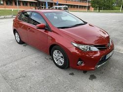 Röd Begagnad 2013 Toyota Auris Hybrid Active Halvkombi | 115 000 kr (Marknadspris)
