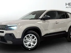 Grå (grey) Ny 2024 Jeep Avenger Longitude Plus SUV | 339 700 kr (Marknadspris)