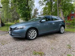 Blå Begagnad 2014 Volvo V40 Momentum Kombi | 119 900 kr (Marknadspris)