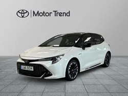 Vit Begagnad 2021 Toyota Corolla Hybrid Sport Halvkombi | 249 900 kr (Marknadspris)