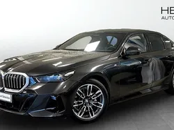 Grå (grey) Begagnad 2025 BMW 520 M Sport Sedan | 569 700 kr (Marknadspris)
