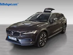 Grå Begagnad 2023 Volvo V60 CC Plus Kombi | 437 900 kr (Marknadspris)