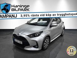 Silver Begagnad 2023 Toyota Yaris Hybrid Active Halvkombi | 174 995 kr (Bra pris)