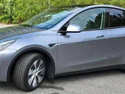 Grå Begagnad 2024 Tesla Model Y Long Range SUV | 510 000 kr (Marknadspris)