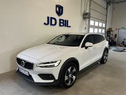 Vit Begagnad 2020 Volvo V60 CC Momentum Kombi | 249 800 kr (Marknadspris)
