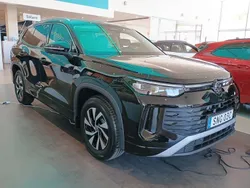 Svart (grenadilla black metallic) Ny 2025 VW Tayron Life SUV | 484 200 kr (Lite dyr)