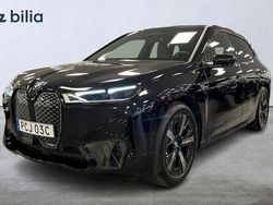 Svart (safir svart metallic) Begagnad 2023 BMW iX SUV | 629 000 kr (Dyr)