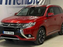 Röd Begagnad 2016 Mitsubishi Outlander P-HEV SUV | 149 900 kr (Marknadspris)