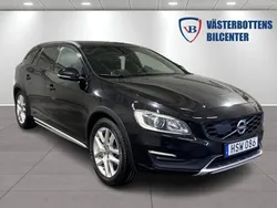 Svart Begagnad 2017 Volvo V60 CC Summum Kombi | 164 900 kr (Marknadspris)