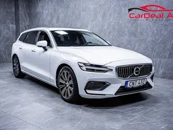 Vit Begagnad 2021 Volvo V60 Momentum Kombi | 284 800 kr (Marknadspris)