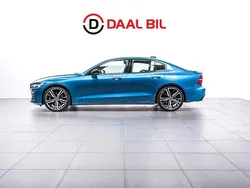 Blå Begagnad 2020 Volvo S60 R-Design Sedan | 349 700 kr (Marknadspris)