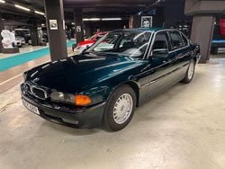 Mörkgrön Begagnad 1995 BMW 750 Sedan | 349 000 kr