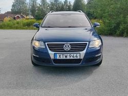 Mörkblå Begagnad 2006 VW Passat Highline Kombi | 39 900 kr (Marknadspris)