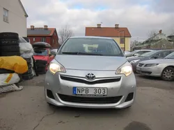 Silver Begagnad 2011 Toyota Verso-S Multidrive S Minibuss | 59 500 kr (Marknadspris)