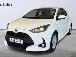 Vit Begagnad 2021 Toyota Yaris Hybrid Active Halvkombi | 199 900 kr (Marknadspris)
