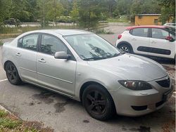 Grå Begagnad 2004 Mazda 3 Sedan | 15 000 kr (Marknadspris)