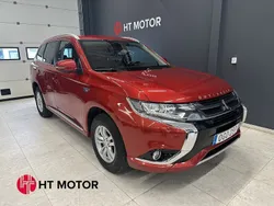 Röd Begagnad 2016 Mitsubishi Outlander P-HEV SUV | 184 900 kr (Marknadspris)